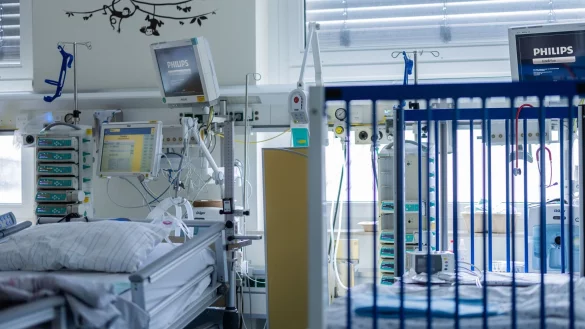 Der neue Krankenhausplan für NRW orientiert sich nicht mehr an der Bettenzahl, sondern am tatsächlichen Bedarf und klaren Qualitätsvorgaben - für viele Kliniken bedeutet das Einschnitte. (Symbolbild) - © Rolf Vennenbernd/dpa