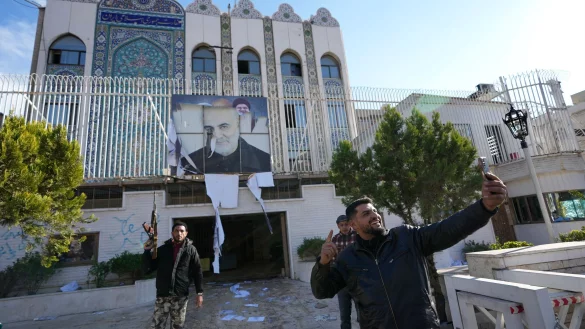 Nach dem Umsturz in Syrien stürmten Aufständische die iranische Botschaft in Damaskus. Teheran steht nach dem Sturz von Baschar al-Assad vor einem neuen Dilemma. (Archivbild) - © Hussein Malla/AP/dpa