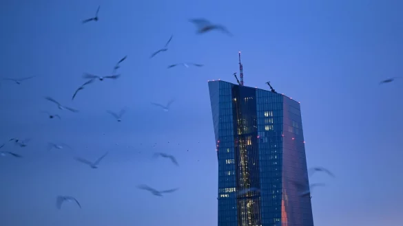 Die EZB stemmt sich gegen die hartnäckige Inflation (Archivbild) - © Arne Dedert/dpa