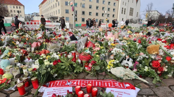Der zentrale Gedenkort vor der Johanniskirche gleicht einem Blumenmeer. - © Matthias Bein/dpa