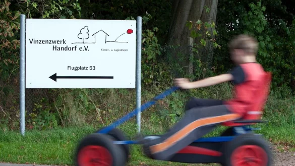 2013 lebten mindestens 58.000 Kinder und Jugendliche nicht bei ihren leiblichen Eltern. (Symbolbild) - &copy; Friso Gentsch/dpa