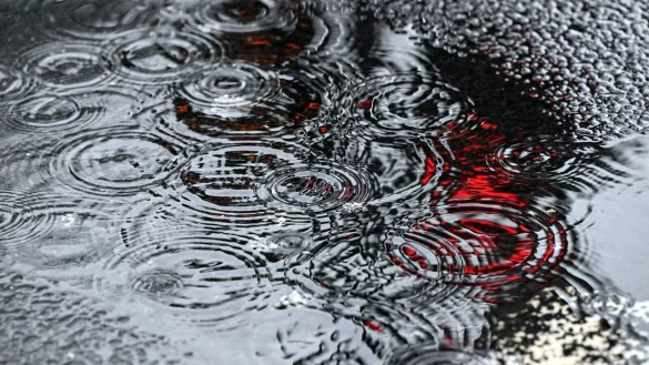 Es wird vor allem regnerisch in Nordrhein-Westfalen in den nächsten Tagen. Im Bergland kann es auch immer wieder schneien. (Symbolbild) - © Federico Gambarini/dpa