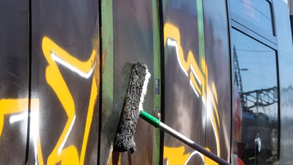 Vor allem in Ballungsräumen hat die Bahn mit Graffiti-Delikten zu kämpfen. (Archivfoto) - © Sebastian Willnow/dpa-Zentralbild/dpa