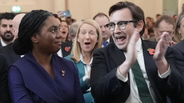 Kemi Badenoch - hier neben ihrem jubelnden Ehemann Hamish Badenoch - soll die konservativen Tories aus der Misere f&uuml;hren. - &copy; Stefan Rousseau/PA Wire/dpa