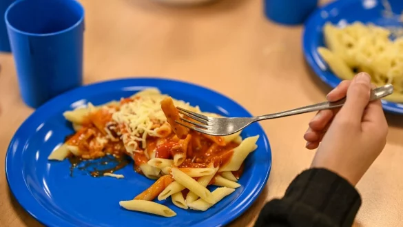 Die SPD will ein kostenfreies Mittagessen in den Schulen einf&uuml;hren. (Symbolbild) - &copy; Jens Kalaene/dpa