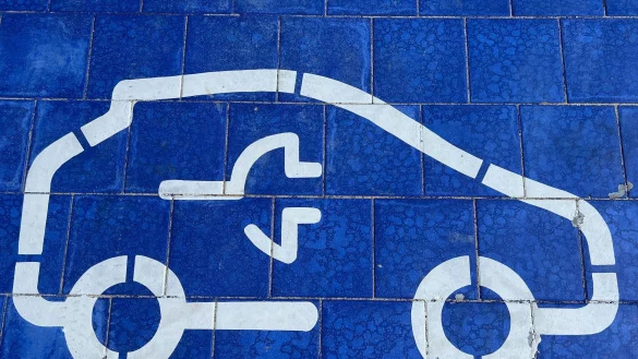 Ende 2023 war wegen der Haushaltskrise der Umweltbonus für E-Pkw Ende 2023 vorzeitig eingestellt worden. (Symbolbild) - © Christoph Dernbach/dpa