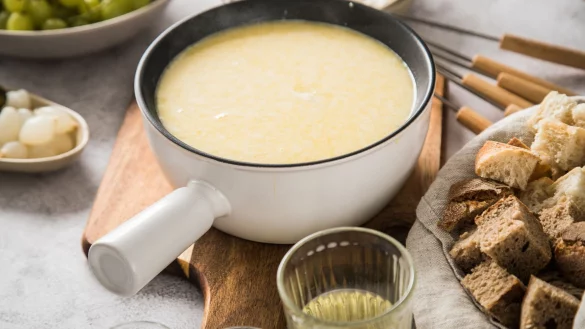 Klassischer Genuss: Das Schweizer K&auml;sefondue Moiti&eacute;-Moiti&eacute;, serviert mit w&uuml;rzigem Brot, ist perfekt f&uuml;r gesellige Winterabende. - &copy; Christin Klose/dpa-tmn