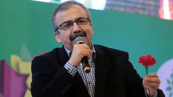 Sirri S&uuml;reyya &Ouml;nder geh&ouml;rt zu den prokurdischen Politikern, die den inhaftierten PKK-Anf&uuml;hrer &Ouml;calan besuchen d&uuml;rfen. (Archivbild) - &copy; Burhan Ozbilici/AP/dpa