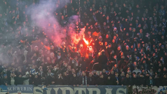 Beim Spiel zwischen Paderborn und Rostock zündeten Hansa-Fans 2023 auch Pyrotechnik. - © David Inderlied/dpa