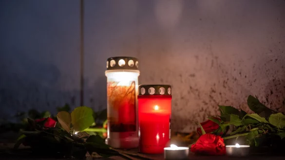 Kerzen vor dem Haus. - &copy; Christophe Gateau/dpa