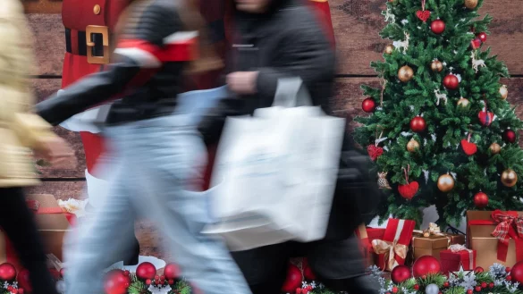 Mehr Geld für Weihnachtsgeschenke (Archivbild) - © Anna Ross/dpa