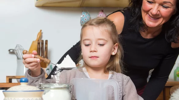 Mit Süßigkeiten gefüllte Schuhe sind am Nikolaustag der Klassiker. Aber auch gemeinsame Zeit beim Backen beschert dem Nachwuchs einen schönen Tag. - © Benjamin Nolte/dpa-tmn