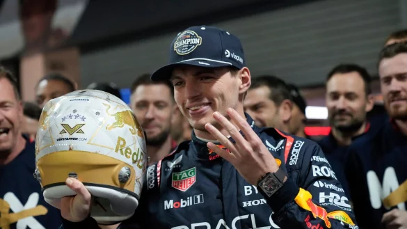 Max Verstappen zeigt es an: Er hat Titel Nummer 4 sicher. - &copy; Matt York/AP/dpa