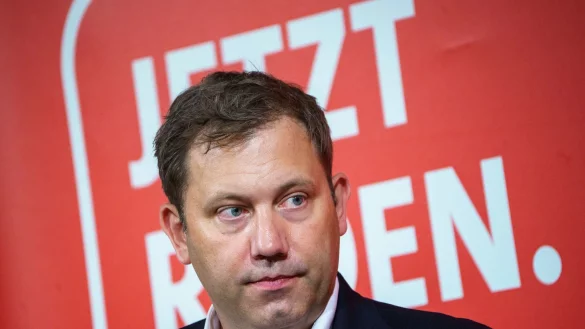 Musk wolle Deutschland ins Chaos stürzen, sagt SPD-Chef Lars Klingbeil. (Archivbild) - © Andreas Arnold/dpa