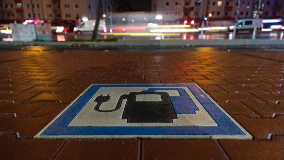 Die Bundesregierung wollte bis zum Jahr 2030 mindestens 15 Millionen Batterieautos auf den Straßen. Nach Hochrechnung der Unternehmensberatung Deloitte könnten es gut 11 Millionen werden. - © Hannes P. Albert/dpa