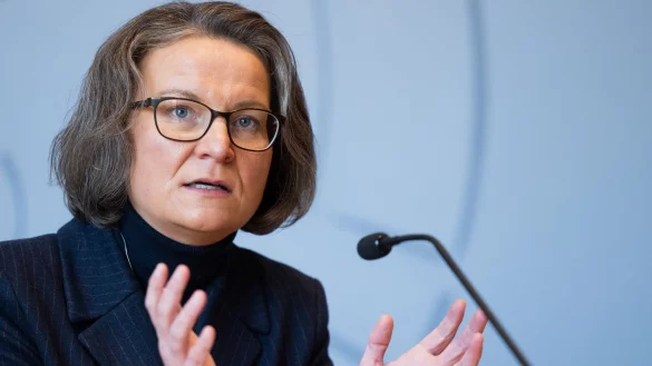 Ministerin Ina Scharrenbach äußerte sich in einem vertraulichen Schreiben an den Kreistag über die Suspendierung des Dürener Landrates. (Archivfoto) - © Rolf Vennenbernd/dpa