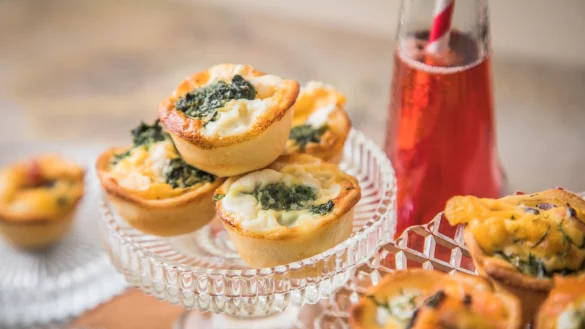 Eine Idee für einen Happen vorab: Quiche im Miniformat - zum Beispiel gefüllt mit Ei, Feta und Spinat. - © Christin Klose/dpa-tmn