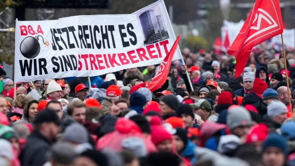 Begleitet von einem flächendeckenden Warnstreik waren beide Seiten in Wolfsburg zu ihrer vierten Tarifrunde zusammengekommen. - © Martin Meissner/AP POOL/dpa