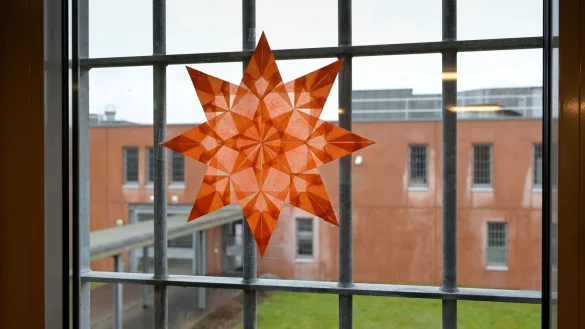 Hunderte Gefangene kommen dieses Jahr rund um den Jahreswechsel vorzeitig frei (Archivfoto). - © Heiko Rebsch/dpa