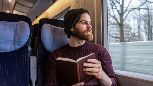 Buch statt Bildschirm: Eine Umfrage zeigt, dass viele Deutsche im Jahr 2025 eine digitale Auszeit planen. - © Christin Klose/dpa-tmn