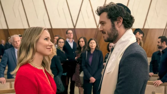 Unter Beobachtung ihres Umfelds: die beiden Verliebten der Serie &laquo;Nobody Wants This&raquo; (Foto: Netflix) - &copy; Cr. Stefania Rosini/Netflix/dpa