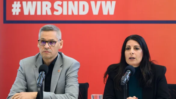Gehen mit einem eigene Zukunftskonzept f&uuml;r VW in die Offensive: IG Metall-Verhandlungsf&uuml;hrer Thorsten Gr&ouml;ger und Betriebsratschefin Daniela Cavallo. - &copy; Alicia Windzio/dpa