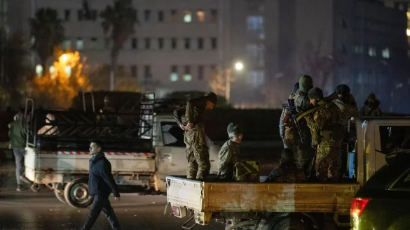 Syriens Übergangsregierung warnt vor Versuchen verbliebener Anhänger des gestürzten Machthabers Assad, das Land zu destabilisieren. - © Leo Correa/AP/dpa