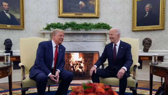 Donald Trump und Joe Biden liegen nicht nur bei der Ukraine-Politik über Kreuz. - © Evan Vucci/AP/dpa