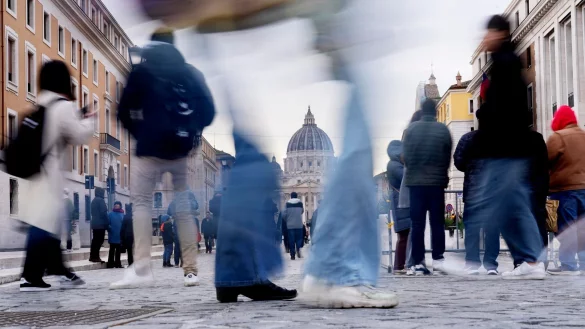 Mehr als 30 Millionen Besucher und Pilger werden f&uuml;r das Heilige Jahr 2025, auch Jubeljahr genannt, in der Ewigen Stadt erwartet. - &copy; Gregorio Borgia/AP/dpa