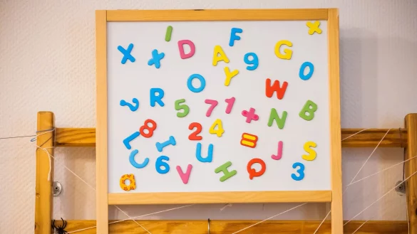 Vor allem an Grundschulen in NRW fehlen Schulleiterinnen und Schulleiter. (Symbolbild) - © Christoph Soeder/dpa