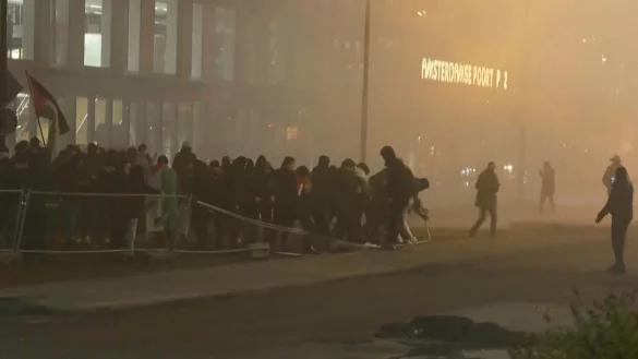 In diesem Videostandbild werfen pro-pal&auml;stinensische Demonstranten eine Metallbarriere in der N&auml;he des Fu&szlig;ballstadions in Amsterdam um. (Archiv) - &copy; RTL Nieuws/RTL Nieuws/AP/dpa