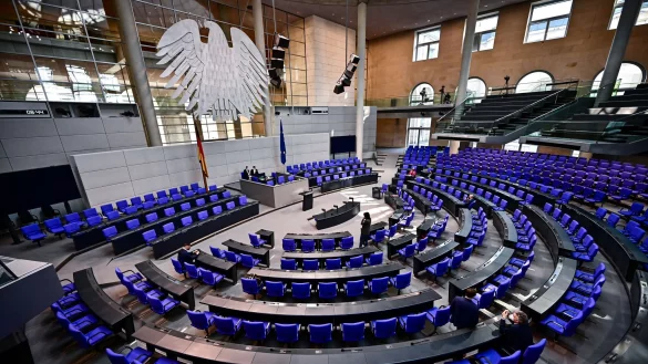 Vertrauensfrage, Aufl&ouml;sung des Bundestages - dann wird es im Plenarsaal leer. - &copy; Fabian Sommer/dpa