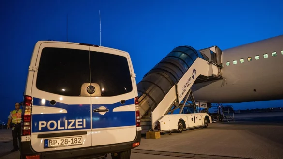 Am Dienstag wollen die Spitzen von CDU und CSU das gemeinsame Programm für die Bundestagswahl verabschieden. Im Entwurf wird deutlich, dass die Migrationspolitik eine wichtige Rolle spielen soll. (Archivbild) - © Michael Kappeler/dpa