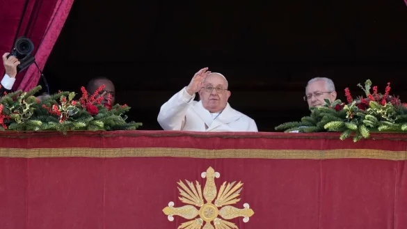 Vor zahlreichen Gläubigen spricht der Papst seine Weihnachtsbotschaft. - © Andrew Medichini/AP/dpa