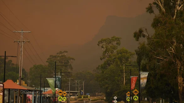 Feuerwehrleute k&auml;mpfen seit Tagen gegen Waldbr&auml;nde im S&uuml;dosten Australiens. - &copy; James Ross/AAP/dpa