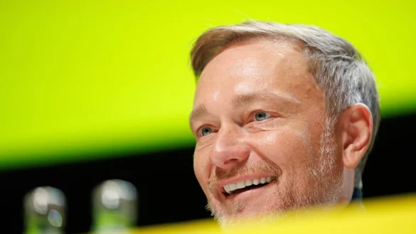 Christian Linder führt die Landes-FDP in den Bundestagswahlkampf - mit großer Mehrheit von 94 Prozent der Delegiertenstimmen. - © Friso Gentsch/dpa