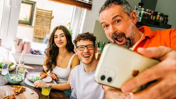 Eltern, die Jugendsprache in Gespr&auml;chen mit ihren Kindern verwenden, k&ouml;nnen sich leicht l&auml;cherlich machen, da sie selten die richtigen Begriffe im richtigen Moment einsetzen. - &copy; Zacharie Scheurer/dpa-tmn