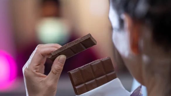 Nachhaltig zertifizierte Schokolade garantiert soziale und &ouml;kologische Standards. - &copy; Hendrik Schmidt/dpa/dpa-tmn