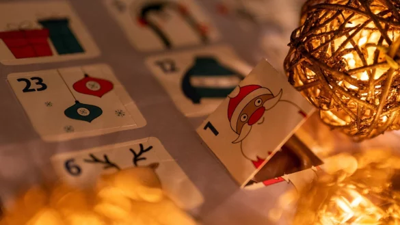 Mit Alkohol oder ohne? Eltern studieren bei Fertigkalendern sicherheitshalber lieber die Zutatenliste. - &copy; Monika Skolimowska/dpa/dpa-tmn