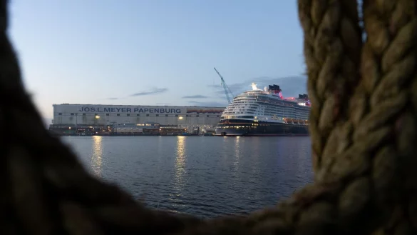 Der Bund und das Land Niedersachsen wollen noch vor Weihnachten zu jeweils 40 Prozent bei der Papenburger Meyer Werft einsteigen. (Archivfoto) - © Izabella Mittwollen/dpa