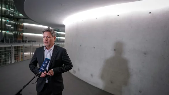 Habeck verteidigt seine Ansiedlungspolitik mit staatlicher Unterst&uuml;tzung. - &copy; Kay Nietfeld/dpa