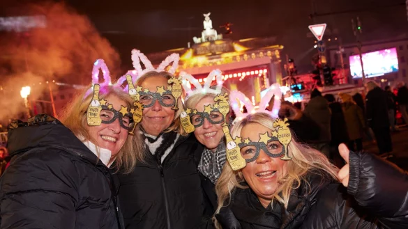 Vor dem Brandenburger Tor in Berlin steigt Deutschlands größte Silvesterparty. - © Joerg Carstensen/dpa