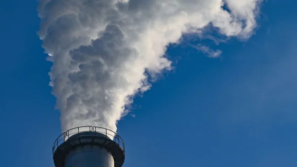 Dampf und Abgase aus einem Fabrikschornstein (Archivbild) - &copy; Patrick Pleul/dpa