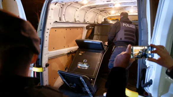 Die AfD-Opposition warnt vor einem rekordverdächtig hohen Niveau an Clankriminalität in Nordrhein-Westfalen - der Innenminister sieht das jedoch anders. (Archivbild) - © Henning Kaiser/dpa