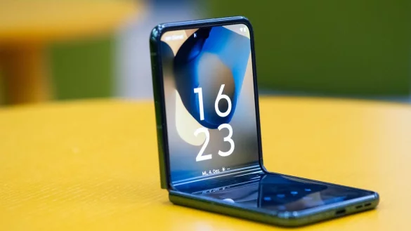 Klappe auf! Das Moto Razr 50 Ultra ist eines von derzeit noch wenigen verfügbaren Klapp-Telefonen auf dem Markt. - © Franziska Gabbert/dpa-tmn