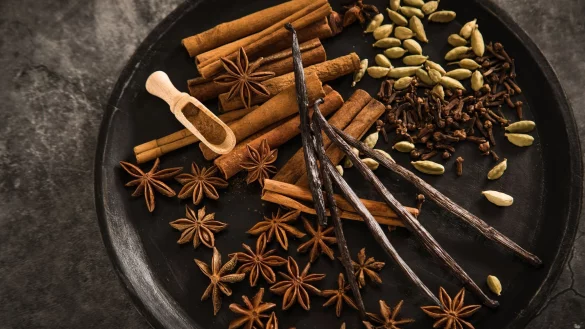 Zimt, Sternanis, Kardamom, Gew&uuml;rznelken und Vanille sind aus der Weihnachtsk&uuml;che nicht wegzudenken. - &copy; Christin Klose/dpa-tmn