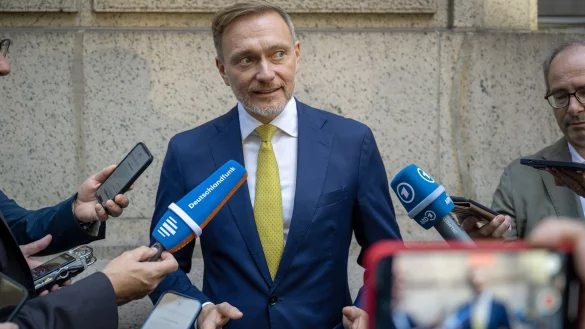 FDP-Chef und Bundesfinanzminister Christian Lindner sieht Einsparm&ouml;glichkeiten beim B&uuml;rgergeld. - &copy; Soeren Stache/dpa