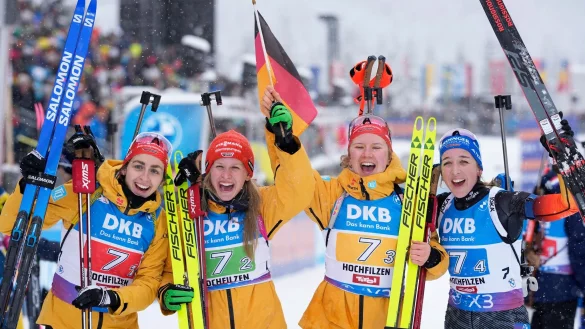 Die deutschen Skijägerinnen gewinnen die Staffel in Hochfilzen. - © Matthias Schrader/AP/dpa