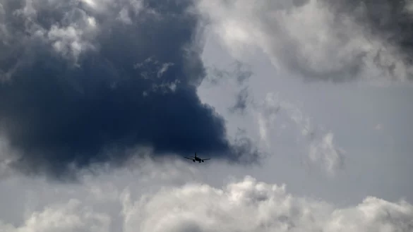 Die Menschen in NRW erwartet ein milder Wochenstart mit wechselhaftem Herbstwetter. (Archivbild) - © Federico Gambarini/dpa