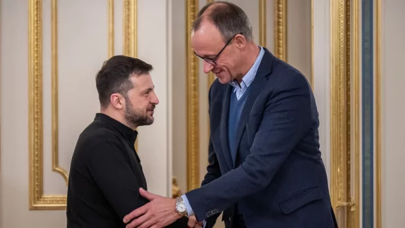 Es müsse alles dafür getan werden, um die Ukraine in die Lage zu versetzen, ihr Recht auf Selbstverteidigung wahrzunehmen, sagt Friedrich Merz bei einem Treffen mit Präsident Wolodymyr Selenskyj. - © Michael Kappeler/dpa